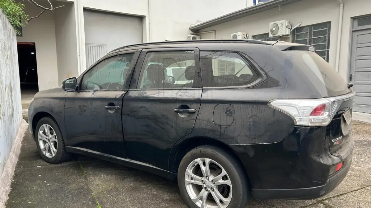 LOTE 002 - UM VEÍCULO I/MMC OUTLANDER 2.0, cor preta, ano/modelo 2014/2014, placas IVR8448, com amassado na lateral e na porta traseira e direita, riscado na tampa traseira, amassado na parte frontal do lado direito, próximo ao farolete, sinaleira traseira lado esquerdo trincado, e para choque traseiro do lado esquerdo esfolado, pneus gastos, estofamento em bom estado.