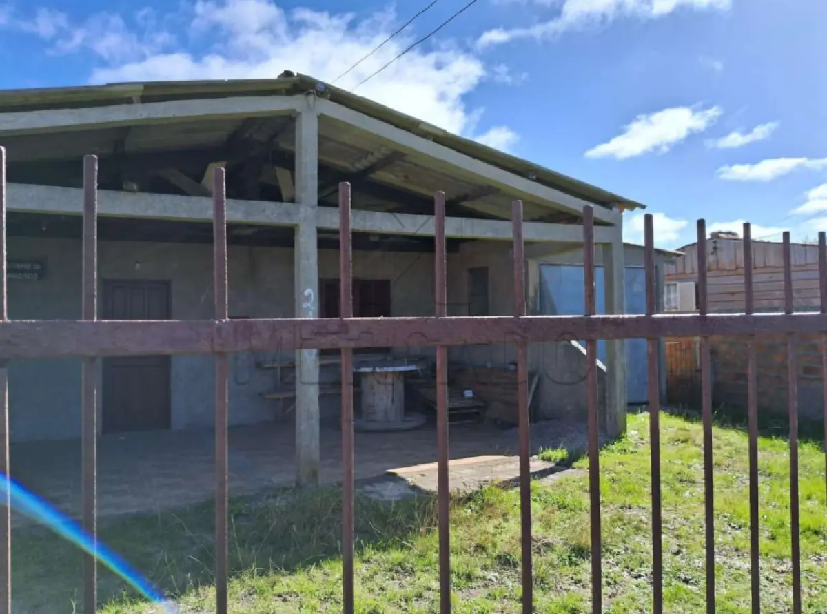 LOTE 001 - Um terreno com benfeitorias (uma casa de alvenaria), situaso na Rua 4090,  nº 215, em Balneário do Hermenegildo, cidade de Santa Vitória do Palmar/RS. Inscrito sob a matrícula nº 19.565 do CRI de Santa Vitória do Palmar/RS