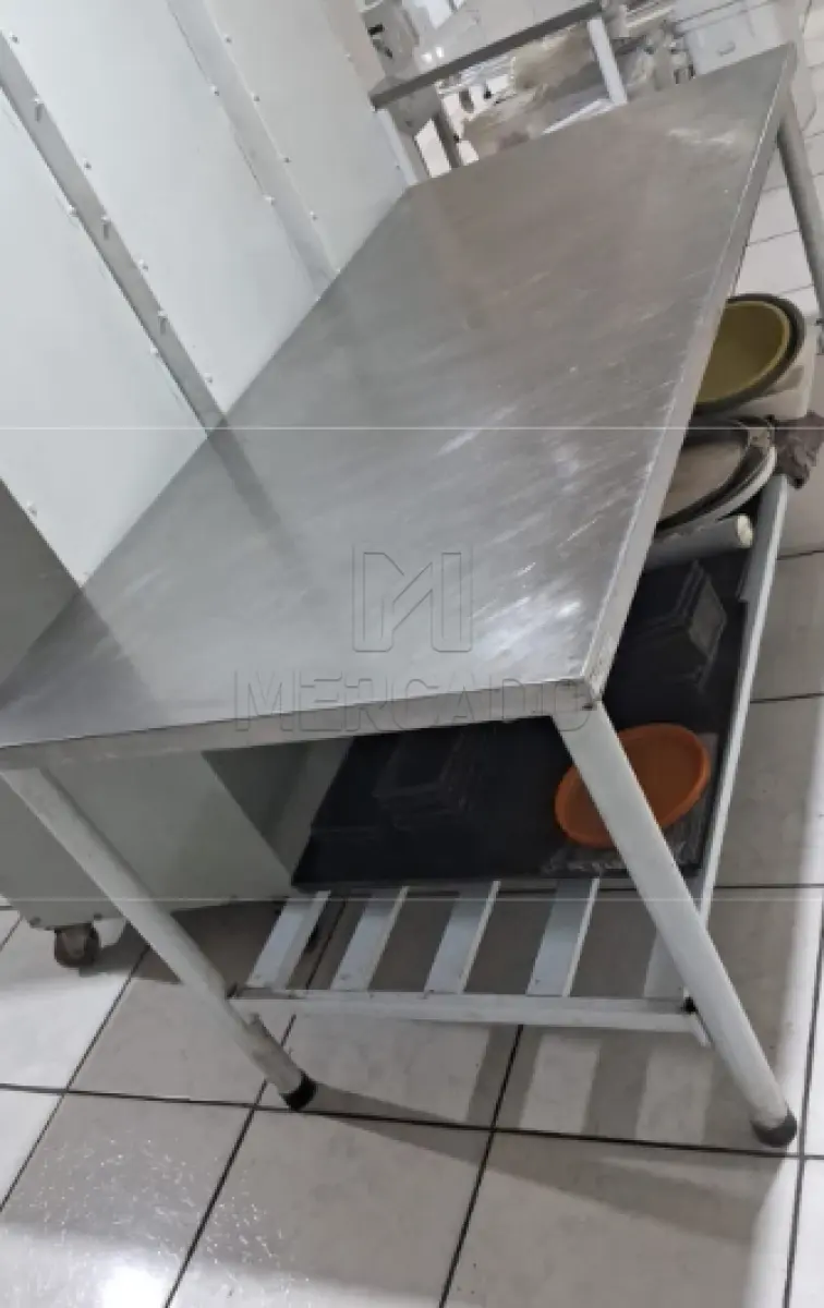 LOTE 066 - 06 (seis) mesas de metal com tampo inox, 2m x 1m - 1ª Vara do Trabalho de Santa Rosa