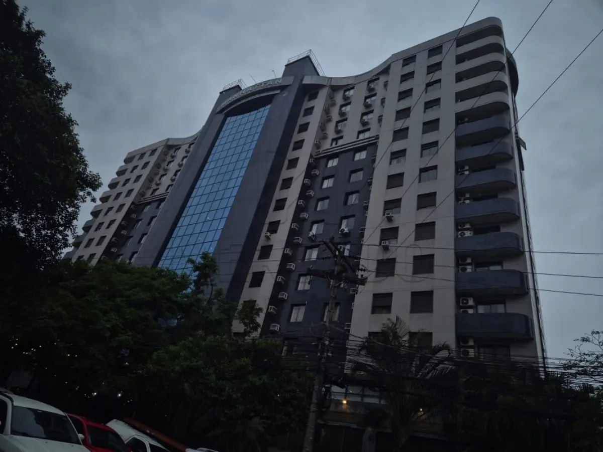 LOTE 001 - IMÓVEL URBANO composto pelo apartamento nº 510, localizado no quinto pavimento do Edifício Manhattan Flat Service do hotel residencial, situado na Rua Miguel Tostes, nº 30, com área privativa de 37,61m². Inscrito sob a matrícula nº 145.364 do CRI de Porto Alegre.