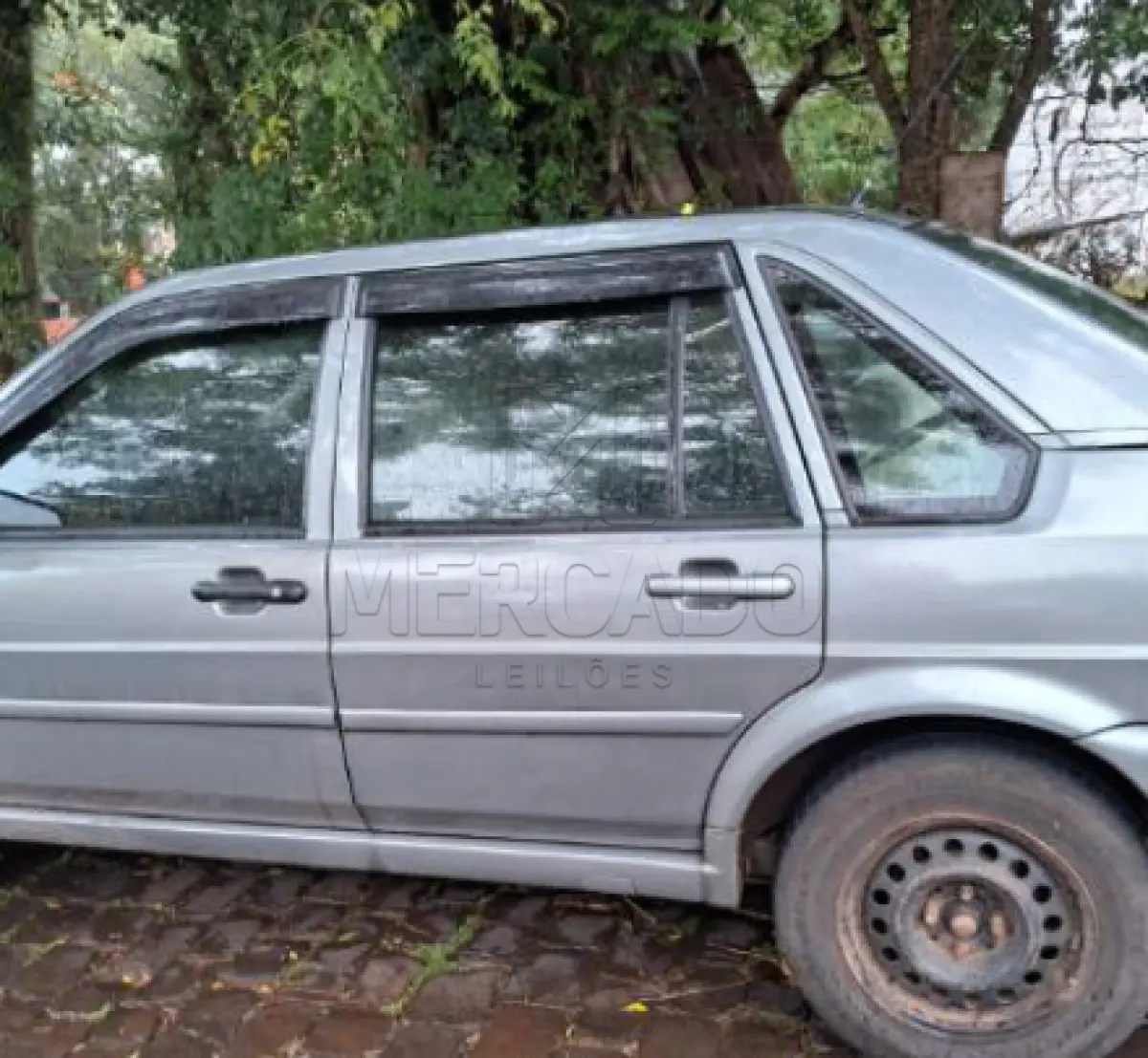 LOTE 001 - UM VEÍCULO VW/SANTANA 2.0, ano/modelo 2003/2003, cor cinza, placas JFM4221, funcionando, em estado de conservação compatível com o ano e modelo de fabricação.