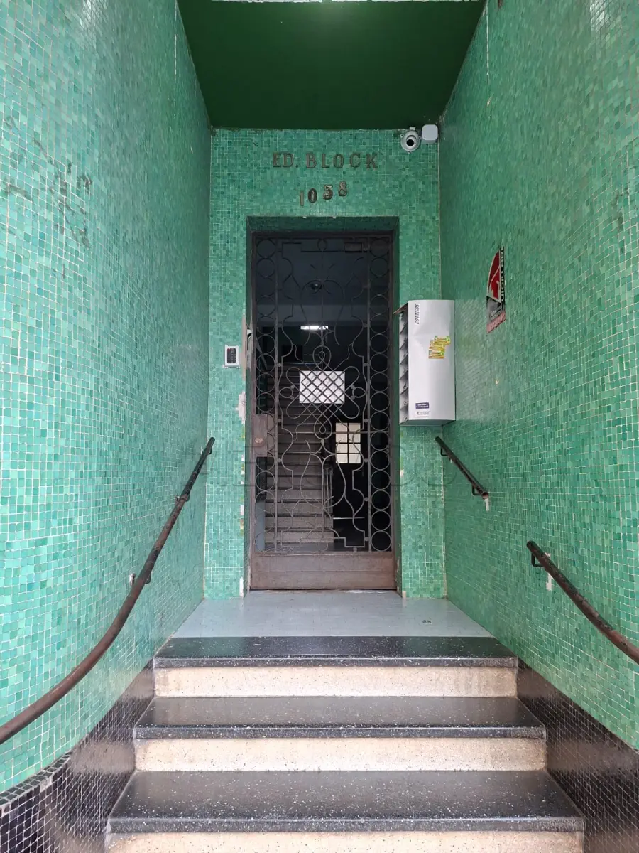 LOTE 001 - Apartamento nº 21, localizado na rua Dr. Bozano, nº 1058, cidade de Santa Maria/RS, com a área privativa de 149,30m2, com as seguintes dependências: três dormitórios, três salas, uma cozinha, um banheiro social, uma despensa, um depósito, WC de empregada e uma pequeno terraço. Inscrito sob a matrícula nº 4.210 do CRI de Santa Maria