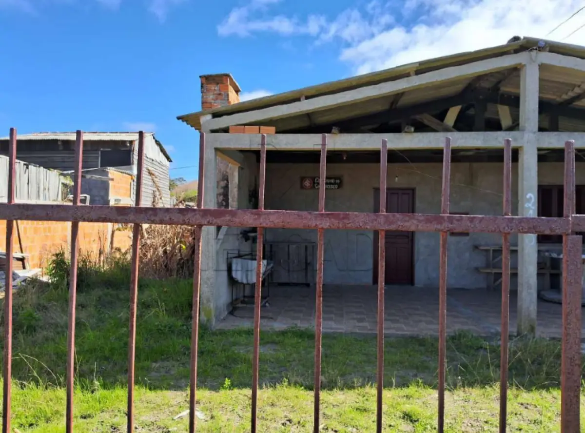 LOTE 001 - Um terreno com benfeitorias (uma casa de alvenaria), situaso na Rua 4090,  nº 215, em Balneário do Hermenegildo, cidade de Santa Vitória do Palmar/RS. Inscrito sob a matrícula nº 19.565 do CRI de Santa Vitória do Palmar/RS