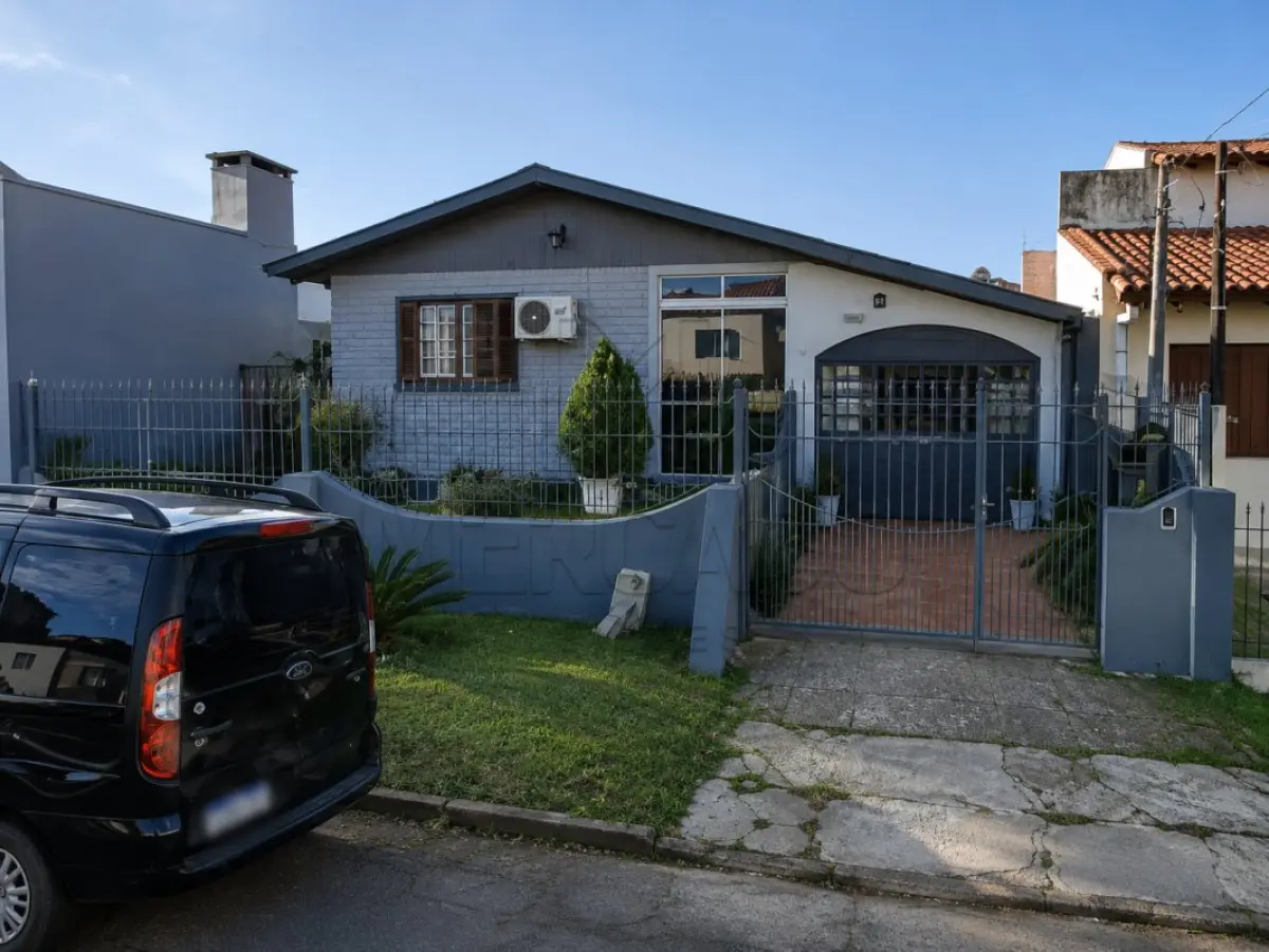 UMA CASA MEDINDO 88,22M² E SEU RESPECTIVO TERRENO COM ÁREA DE 270M², MEDIND...