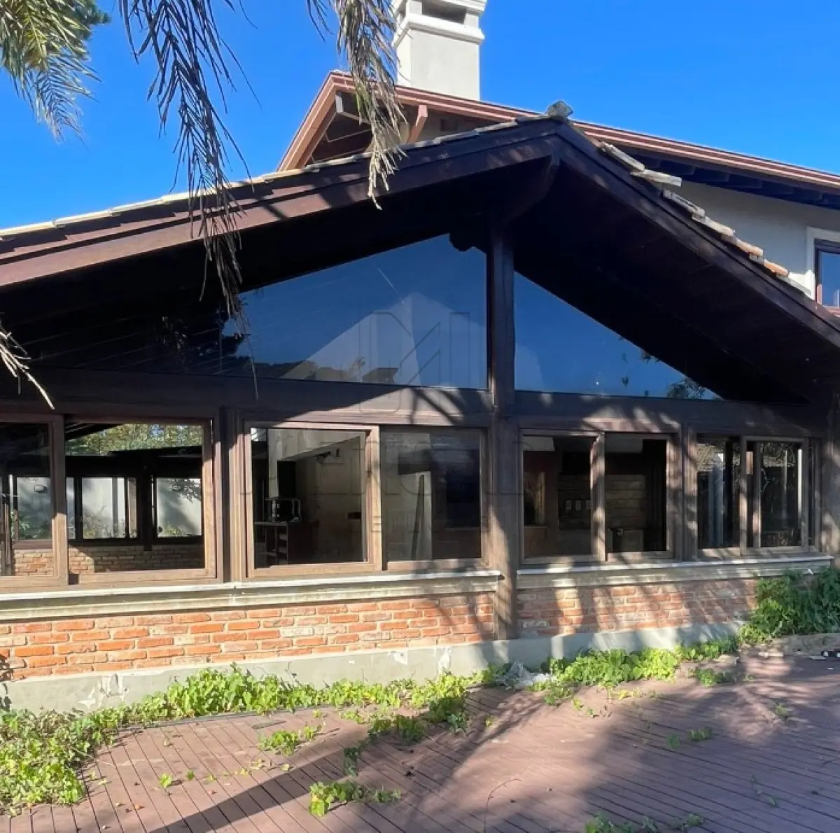 LOTE 001 - Um terreno situado no lugar denominado Picada, no Município de Eldorado do Sul/RS, com área de 4.502,27m². Conforme certificado pelo Oficial de Justiça, foram edificados duas casas de dois pavimentos, um galpão e uma pequena casa de piso único. Inscrito sob a matrícula nº 36.149 do CRI de Guaíba/RS.
