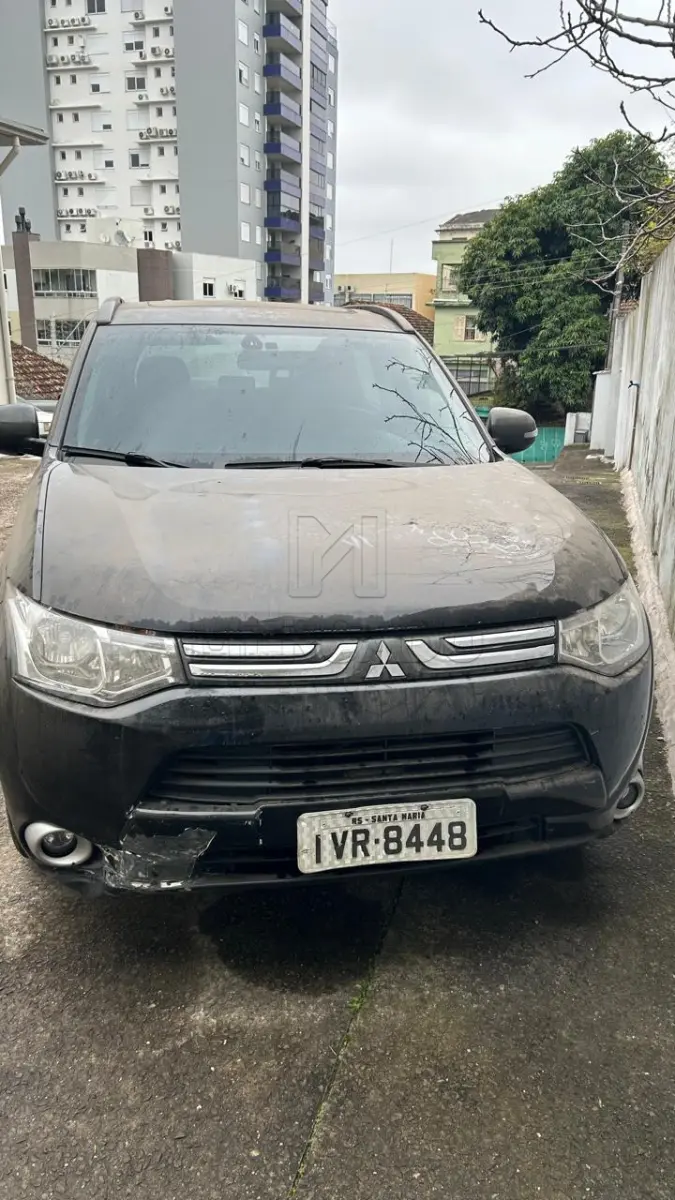 LOTE 002 - UM VEÍCULO I/MMC OUTLANDER 2.0, cor preta, ano/modelo 2014/2014, placas IVR8448, com amassado na lateral e na porta traseira e direita, riscado na tampa traseira, amassado na parte frontal do lado direito, próximo ao farolete, sinaleira traseira lado esquerdo trincado, e para choque traseiro do lado esquerdo esfolado, pneus gastos, estofamento em bom estado.