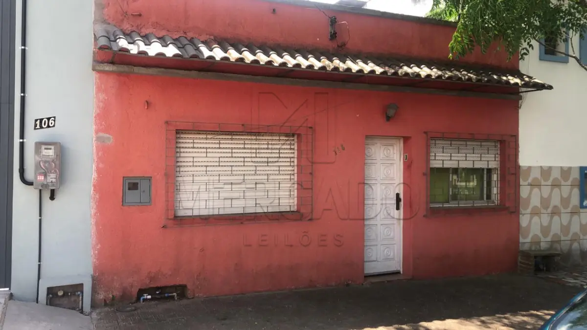 LOTE 008 - IMÓVEL URBANO composto por uma casa de alvenaria, com 75,50m² de área construída, com todas as suas dependências, localizada na Rua Vigário Jobim nº 116, e seu respectivo terreno, medindo 7,40m de frente por 23,00m de frente a fundos, e 6,50m de largura nos fundos, totalizando a área de 159,85m². Inscrito sob a matrícula nº 33.616 do CRI de Santana do Livramento/RS.