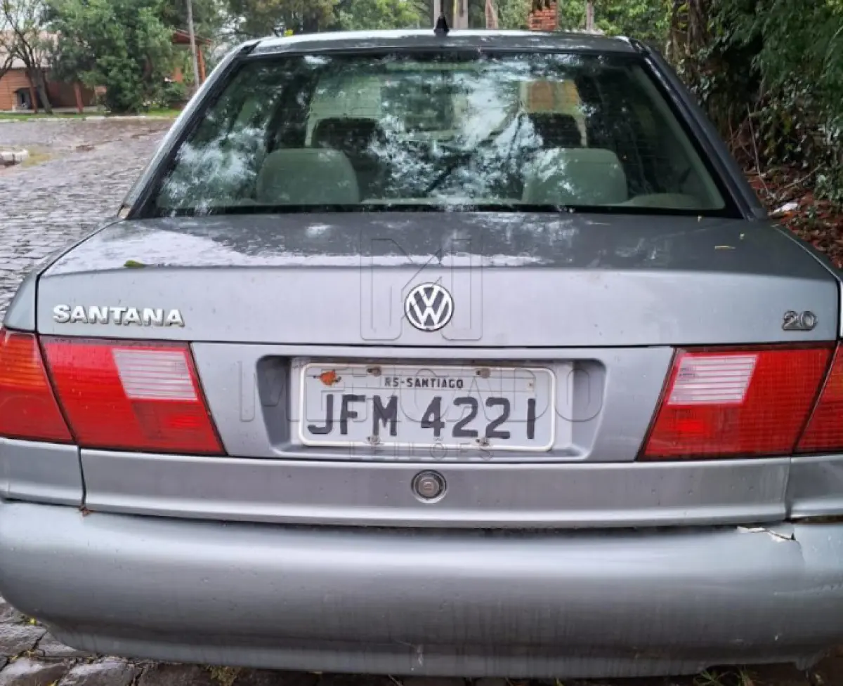 LOTE 001 - UM VEÍCULO VW/SANTANA 2.0, ano/modelo 2003/2003, cor cinza, placas JFM4221, funcionando, em estado de conservação compatível com o ano e modelo de fabricação.