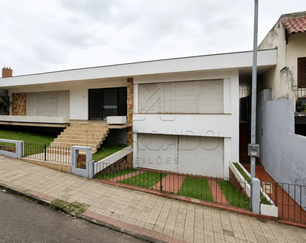 LOTE 001 - Imóvel urbano composto por uma casa de alvenaria com área construída de 332m², e seu respectivo terreno, medindo 18m de frente e 24m de fundos, localizado na Rua General Câmara, número 1478, cidade de Santana do Livramento/RS. Inscrito sob a matrícula n 30.499 do CRI de Santana do Livramento/RS.