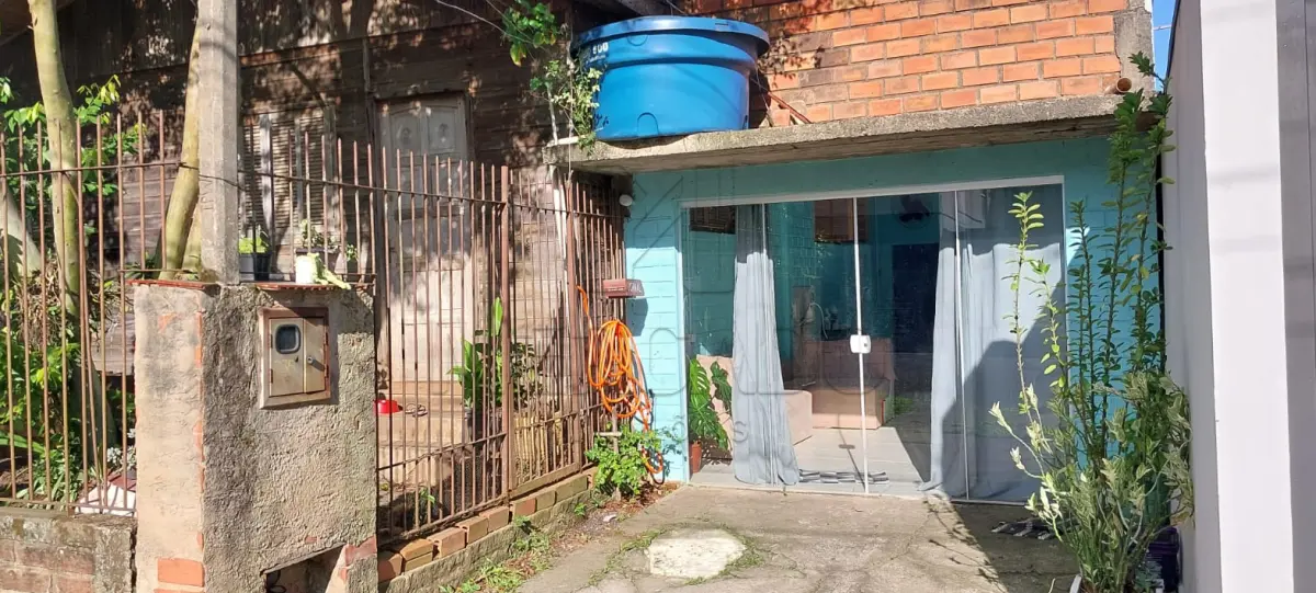 LOTE 001 - Imóvel composto por uma casa de madeira com aproximadamente 60m²; casa de alvenaria lateral, em posição de garagem, com área aproximada de 30m², piso frio e forro; anexo em alvenaria aos fundos, do lado direito do terreno, com área aproximada de 18 m², acabamento rústico (inacabado), sem forração, piso avariado, aberturas avariadas; anexo em alvenaria aos fundos da casa de madeira, no lado esquerdo do terreno, com área aproximada de 32 m², com forração avariada (cozinha e banheiro complementares à casa de madeira à frente); e seu respectivo terreno medindo 11,50m de largura e 37,50m de comprimento, localizado na Rua Jaburu, nº 235, cidade de Novo Hamburgo/RS. Inscrito sob a matrícula nº 60.988 do CRI de Novo Hamburgo/RS