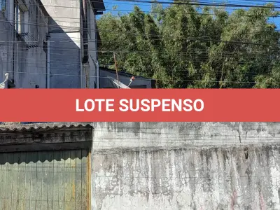 LOTE 009 - Um terreno, situado na Rua João Manoel, medindo 7,00m de frente para a referida rua, pelo lado esquerdo medindo 12,00m, seguido de uma saliência de 2,00m, continuando em direção ao fundo com uma linha inclinada de 27,70m, fazendo uma nova inclinação de de mais de 7,00m, finalizando com outra linha reta de 9,50m, lindando com os lotes 13, 38, 10, 08, 07, 46 e 05, pelo lado direito mede 46,50, seguido de uma saliência de 15,00m, seguindo de uma linha reta em direção ao fundo de 2,00m, lindando com os lotes 34 e 35, na face dos fundos mede 30,00m e linda com os lotes 06, 09 e 14, perfazendo a área total de 654,36m². Inscrito sob a matrícula nº 34.914 do CRI de Santana do Livramento.