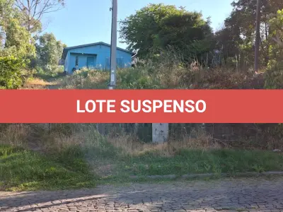 LOTE 001 - IMÓVEL URBANO composto pelo terreno urbano, sem benfeitorias, cm área superficial de 807,00m², situado na cidade de São Pedro do Sul, na Rua Lindolfo Agne, lado dos números ímpares. Inscrito sob a matrícula nº 8.370 do CRI de São Pedro do Sul/RS. Conforme Av-2, foi edificada uma casa de alvenaria, com 70,00m² de área construída, coberta com telhas de fibrocimento, a qual recebeu o número 901 da Rua Lindolfo Agne.