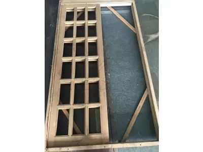 LOTE 001 - 10 (dez) janelas, 4 folhas, com grade quadriculada de 1,20x1,20cm, marca Gerotto, linha prata; 03 (três) pias de cozinha, de inox, marca Franke com 1,20cm; 01 (uma) porta janela de correr, de madeira quadriculada, sem marca aparente, com 2,10x 1,20 cm.