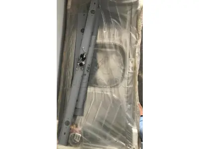 LOTE 001 - 10 (dez) janelas, 4 folhas, com grade quadriculada de 1,20x1,20cm, marca Gerotto, linha prata; 03 (três) pias de cozinha, de inox, marca Franke com 1,20cm; 01 (uma) porta janela de correr, de madeira quadriculada, sem marca aparente, com 2,10x 1,20 cm.