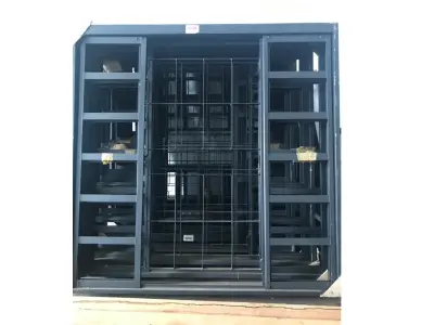 LOTE 001 - 10 (dez) janelas, 4 folhas, com grade quadriculada de 1,20x1,20cm, marca Gerotto, linha prata; 03 (três) pias de cozinha, de inox, marca Franke com 1,20cm; 01 (uma) porta janela de correr, de madeira quadriculada, sem marca aparente, com 2,10x 1,20 cm.