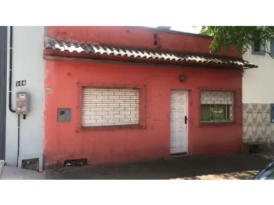 LOTE 008 - IMÓVEL URBANO composto por uma casa de alvenaria, com 75,50m² de área construída, com todas as suas dependências, localizada na Rua Vigário Jobim nº 116, e seu respectivo terreno, medindo 7,40m de frente por 23,00m de frente a fundos, e 6,50m de largura nos fundos, totalizando a área de 159,85m². Inscrito sob a matrícula nº 33.616 do CRI de Santana do Livramento/RS.