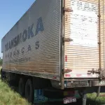UM CAMINHÃO MERCEDES-BENZ L-1113, COM BAÚ, PLACA IDH3192, COR AZUL, ANO 1975. DEPOSITÁRIO MERCADO LEILÕES.