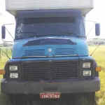 UM CAMINHÃO MERCEDES-BENZ L-1113, COM BAÚ, PLACA IDH3192, COR AZUL, ANO 1975. DEPOSITÁRIO MERCADO LEILÕES.