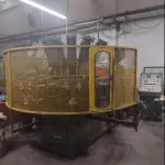 UMA MÁQUINA INJETORA ROTATIVA - MARCA PRESMA PLASTIMÁQUINA; 100BAR; 10 ESTAÇÕES. MATRÍCULA 302/80; ANO 1980; MODELO– H; 220VOLTS