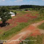 ÁREA DE TERRAS MEDINDO 4HA37A88CA, SITUADO NO 1º DISTRITO DO MUNICÍPIO DE SANTIAGO, NO LUGAR DENOMINADO RINCÃO DAS GUABIROBAS. CONFORME LAUDO DE AVALIAÇÃO, FOI EDIFICADO UM PRÉDIO DE ALVENARIA, PRÉ-MOLDADO, COM APROXIMADAMENTE 2.000M² DE ÁREA CONSTRUÍDA, SEMI ACABADO, FALTANDO COLOCAÇÃO DE ABERTURAS E PISO, AINDA NÃO AVERBADO NA MATRÍCULA. INSCRITO SOB A MATRÍCULA Nº 28.489 DO CRI DE SANTIAGO/RS.