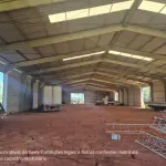 ÁREA DE TERRAS MEDINDO 4HA37A88CA, SITUADO NO 1º DISTRITO DO MUNICÍPIO DE SANTIAGO, NO LUGAR DENOMINADO RINCÃO DAS GUABIROBAS. CONFORME LAUDO DE AVALIAÇÃO, FOI EDIFICADO UM PRÉDIO DE ALVENARIA, PRÉ-MOLDADO, COM APROXIMADAMENTE 2.000M² DE ÁREA CONSTRUÍDA, SEMI ACABADO, FALTANDO COLOCAÇÃO DE ABERTURAS E PISO, AINDA NÃO AVERBADO NA MATRÍCULA. INSCRITO SOB A MATRÍCULA Nº 28.489 DO CRI DE SANTIAGO/RS.