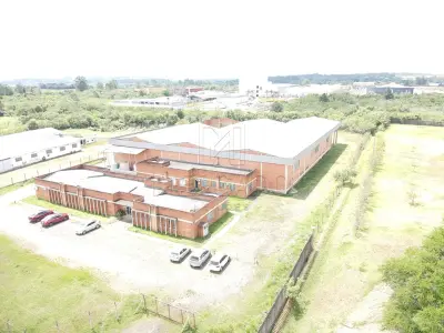 LOTE 000 - Um terreno com a área de dez mil, trezentos e sessenta metros quadrados (10.360,00m²), constituído do lote número nove (09) da quadra B, formada pelas ruas números um (1), dois (2) e três (3) e estrada Passo das Canoas, do Distrito Industrial Alvorada-Viamão, na Zona Urbana do município de Alvorada/RS. Confrontando-se a Oeste, pela frete, com a rua número um (1), onde mede em linha reta setenta metros (70,00m); ao Leste, pelos fundos, com parte da área institucional, onde mede em linha reta setenta e seis metros e noventa e sete centímetros (76,97m); ao Norte, com o lote número dez (10), onde mede em linha reta, cento e trinta e dois metros (132,00m); e ao Sul, com o lote número oito (8), onde mede em linha reta, cento e sessenta e quatro metros (164,00m). Distante cento e setenta e seis metros e oitenta e um centímetros (176,81m) da estrada Passo das Canoas. AV-5: Construção de um prédio de alvenaria industrial, com área de três mil e trezentos e trinta e nove metros quadrados (3.339,00m²), sob número 210 da Rua Aldemar Vieira de Oliveira. Inscrito sob a matrícula nº  45.631 do CRI de Alvorada/RS