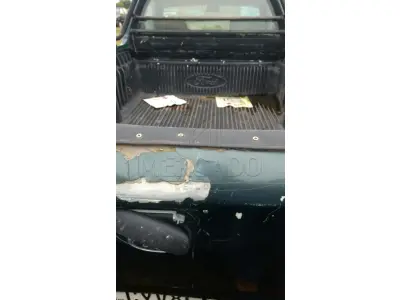 LOTE 001 - Um veículo FORD/COURRIER, ano/modelo 1999/2000, cor verde, placas CYV8C68, em mau estado de conservação