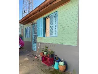 LOTE 001 - IMÓVEL URBANO composto de um terreno, situado na Rua Vasco Alves, nº 1531, medindo 396m² e um prédio de alvenaria. Conforme laudo de avaliação, constam no terreno mais três construções não averbadas na matrícula, sendo duas casas e um centro religioso.