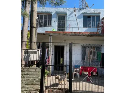 LOTE 001 - IMÓVEL URBANO composto de um terreno, situado na Rua Vasco Alves, nº 1531, medindo 396m² e um prédio de alvenaria. Conforme laudo de avaliação, constam no terreno mais três construções não averbadas na matrícula, sendo duas casas e um centro religioso.
