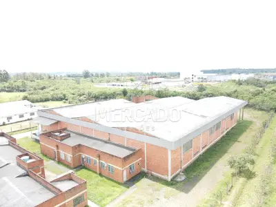 LOTE 000 - Um terreno com a área de dez mil, trezentos e sessenta metros quadrados (10.360,00m²), constituído do lote número nove (09) da quadra B, formada pelas ruas números um (1), dois (2) e três (3) e estrada Passo das Canoas, do Distrito Industrial Alvorada-Viamão, na Zona Urbana do município de Alvorada/RS. Confrontando-se a Oeste, pela frete, com a rua número um (1), onde mede em linha reta setenta metros (70,00m); ao Leste, pelos fundos, com parte da área institucional, onde mede em linha reta setenta e seis metros e noventa e sete centímetros (76,97m); ao Norte, com o lote número dez (10), onde mede em linha reta, cento e trinta e dois metros (132,00m); e ao Sul, com o lote número oito (8), onde mede em linha reta, cento e sessenta e quatro metros (164,00m). Distante cento e setenta e seis metros e oitenta e um centímetros (176,81m) da estrada Passo das Canoas. AV-5: Construção de um prédio de alvenaria industrial, com área de três mil e trezentos e trinta e nove metros quadrados (3.339,00m²), sob número 210 da Rua Aldemar Vieira de Oliveira. Inscrito sob a matrícula nº  45.631 do CRI de Alvorada/RS