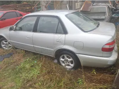Um automóvel TOYOTA/COROLLA XEI, cor prata, placa DED5844, RENAVAM 763885800, ano/modelo 2001, chassi nº 9BR53AEB215531919.