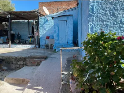 LOTE 001 - IMÓVEL URBANO composto de um terreno, situado na Rua Vasco Alves, nº 1531, medindo 396m² e um prédio de alvenaria. Conforme laudo de avaliação, constam no terreno mais três construções não averbadas na matrícula, sendo duas casas e um centro religioso.