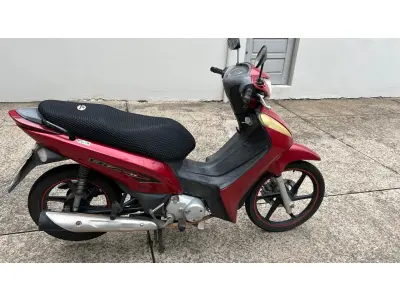 LOTE 002 - UMA MOTOCICLETA HONDA BIZ 125 EX, cor vermelha, ano/modelo 2013/2013, placas IVC8623