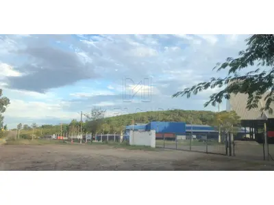 LOTE 001 - IMÓVEL URBANO com área de 16.574,73m² e suas construções (galpões de carga, descarga e armazenamento, prédios de escritório e demais benfeitorias). Inscrito sob a matrícula nº 30.561 do CRI de Santana do Livramento