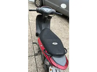 LOTE 002 - UMA MOTOCICLETA HONDA BIZ 125 EX, cor vermelha, ano/modelo 2013/2013, placas IVC8623