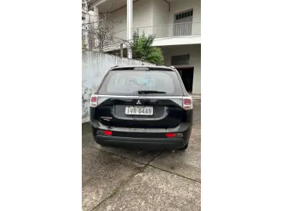 LOTE 002 - UM VEÍCULO I/MMC OUTLANDER 2.0, cor preta, ano/modelo 2014/2014, placas IVR8448, com amassado na lateral e na porta traseira e direita, riscado na tampa traseira, amassado na parte frontal do lado direito, próximo ao farolete, sinaleira traseira lado esquerdo trincado, e para choque traseiro do lado esquerdo esfolado, pneus gastos, estofamento em bom estado.