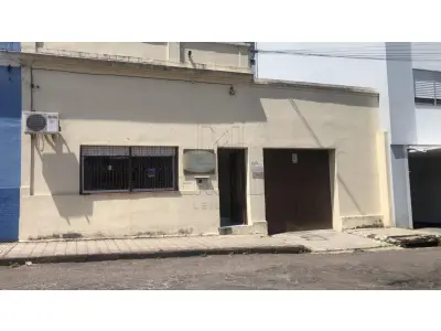 LOTE 006 - IMÓVEL URBANO composto por um terreno, medindo 10,9m de frente, com 22m de frente a fundos por ambos os lados e 10,9m de fundos, totalizando a área de 239,80m². Encontra-se no terreno um prédio de alvenaria com área total construída de 233,87m², sendo 142,89m² de residência propriamente dita (térreo) e 90,98m² de área de subsolo, designada pelo nº 1544 da Rua General Câmara, cidade de Santana do Livramento/RS. Inscrita sob a matrícula nº 30.505 do CRI de Santana do Livramento/RS.