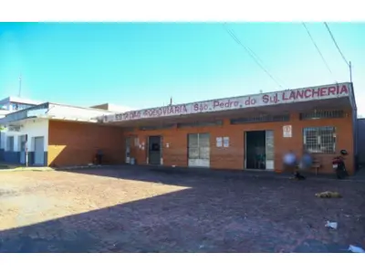 LOTE 001 - Estação Rodoviária, localizada na Rua Floriano Peixoto, nº 481, cidade de São Pedro do Sul/RS, com área real privativa de 236,21m². O terreno sobre o qual se acha construído o dito edifício mede 21,25m de frente, por 26,40m de frente a fundos, perfazendo a área superficial de 561,00m². Inscrito sob a matrícula nº 3.847 do CRI de São Pedro do Sul.