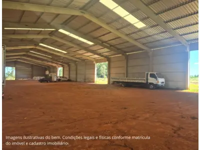 LOTE 000 - Área de terras medindo 4ha37a88ca, situado no 1º distrito do município de Santiago, no lugar denominado Rincão das Guabirobas. Conforme laudo de avaliação, foi edificado um prédio de alvenaria, pré-moldado, com aproximadamente 2.000m² de área construída, semi acabado, faltando colocação de aberturas e piso, ainda não averbado na matrícula. Inscrito sob a matrícula nº 28.489 do CRI de Santiago/RS.