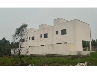 Prédio residencial de alvenaria, em dois pavimentos, sob o nº 355 da Rua Alegrete, esquina com a Rua Livramento, denominado Unidade 02 do Condomínio Residencial Garden, sendo a segunda unidae da esquerda para a direita de quem olhar de frente para o condomínio, com área privativa e total de 69,83m², sendo 35,36m² de pavimento térreo e 34,47m² de pavimento superior. Inscrito sob a matrícula nº 47.822 do CRI de Estância Velha/RS.