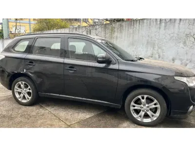 LOTE 002 - UM VEÍCULO I/MMC OUTLANDER 2.0, cor preta, ano/modelo 2014/2014, placas IVR8448, com amassado na lateral e na porta traseira e direita, riscado na tampa traseira, amassado na parte frontal do lado direito, próximo ao farolete, sinaleira traseira lado esquerdo trincado, e para choque traseiro do lado esquerdo esfolado, pneus gastos, estofamento em bom estado.