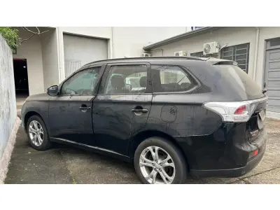 LOTE 002 - UM VEÍCULO I/MMC OUTLANDER 2.0, cor preta, ano/modelo 2014/2014, placas IVR8448, com amassado na lateral e na porta traseira e direita, riscado na tampa traseira, amassado na parte frontal do lado direito, próximo ao farolete, sinaleira traseira lado esquerdo trincado, e para choque traseiro do lado esquerdo esfolado, pneus gastos, estofamento em bom estado.