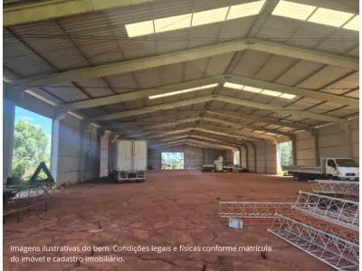 LOTE 000 - Área de terras medindo 4ha37a88ca, situado no 1º distrito do município de Santiago, no lugar denominado Rincão das Guabirobas. Conforme laudo de avaliação, foi edificado um prédio de alvenaria, pré-moldado, com aproximadamente 2.000m² de área construída, semi acabado, faltando colocação de aberturas e piso, ainda não averbado na matrícula. Inscrito sob a matrícula nº 28.489 do CRI de Santiago/RS.