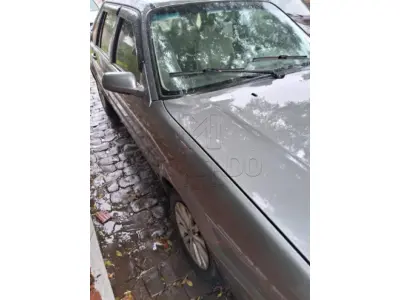 LOTE 000 - UM VEÍCULO VW/SANTANA 2.0, ano/modelo 2003/2003, cor cinza, placas JFM4221, funcionando, em estado de conservação compatível com o ano e modelo de fabricação.