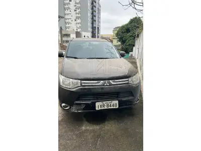 LOTE 002 - UM VEÍCULO I/MMC OUTLANDER 2.0, cor preta, ano/modelo 2014/2014, placas IVR8448, com amassado na lateral e na porta traseira e direita, riscado na tampa traseira, amassado na parte frontal do lado direito, próximo ao farolete, sinaleira traseira lado esquerdo trincado, e para choque traseiro do lado esquerdo esfolado, pneus gastos, estofamento em bom estado.