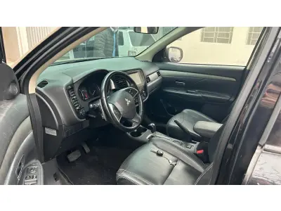 LOTE 002 - UM VEÍCULO I/MMC OUTLANDER 2.0, cor preta, ano/modelo 2014/2014, placas IVR8448, com amassado na lateral e na porta traseira e direita, riscado na tampa traseira, amassado na parte frontal do lado direito, próximo ao farolete, sinaleira traseira lado esquerdo trincado, e para choque traseiro do lado esquerdo esfolado, pneus gastos, estofamento em bom estado.