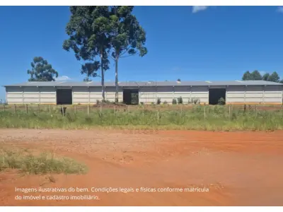 LOTE 000 - Área de terras medindo 4ha37a88ca, situado no 1º distrito do município de Santiago, no lugar denominado Rincão das Guabirobas. Conforme laudo de avaliação, foi edificado um prédio de alvenaria, pré-moldado, com aproximadamente 2.000m² de área construída, semi acabado, faltando colocação de aberturas e piso, ainda não averbado na matrícula. Inscrito sob a matrícula nº 28.489 do CRI de Santiago/RS.