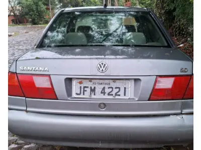 LOTE 000 - UM VEÍCULO VW/SANTANA 2.0, ano/modelo 2003/2003, cor cinza, placas JFM4221, funcionando, em estado de conservação compatível com o ano e modelo de fabricação.