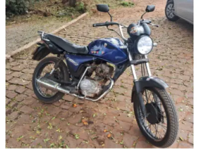 LOTE 000 - Uma motocicleta HONDA/CG TITAN KS, ano/modelo 2004/2005, cor azul, placas IMA-2814.