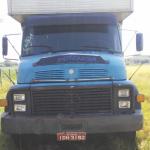 UM CAMINHÃO MERCEDES-BENZ L-1113, COM BAÚ, PLACA IDH3192, COR AZUL, ANO 1975. DEPOSITÁRIO MERCADO LEILÕES.
